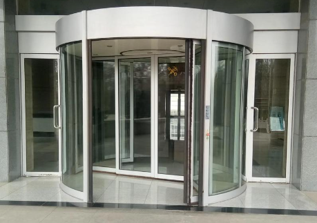 甘肃旋转门需要配备哪些安全防护措施？